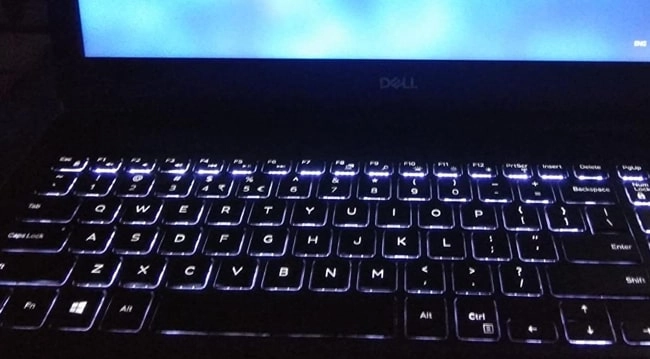 White backlit of Dell Inspiron 3593's keyboard - 10 dec 2020-min
